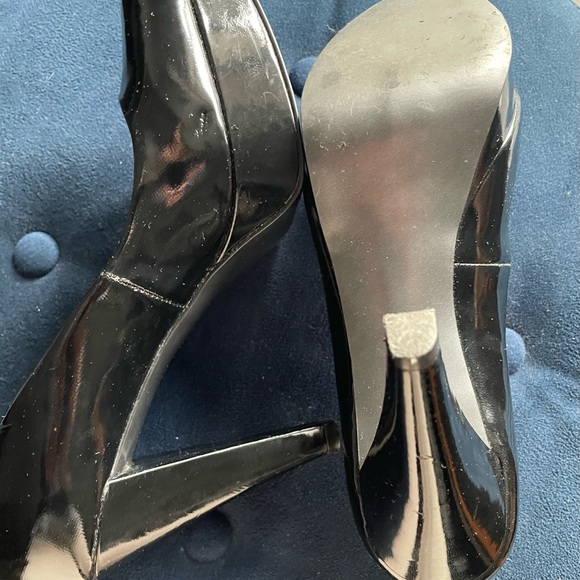 Black patent platform slip on pumps - Picture 2 of 6